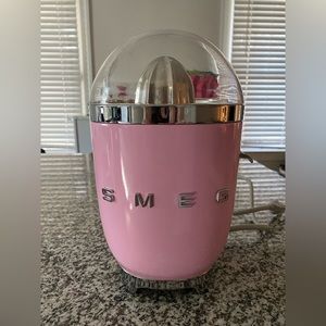 Smeg Juicer in pink